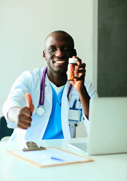 Närbild av manliga läkare som ger burk piller till patienten — Stockfoto