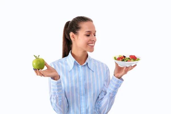 Retrato de una hermosa doctora sosteniendo un plato con verduras frescas y manzana verde — Foto de Stock