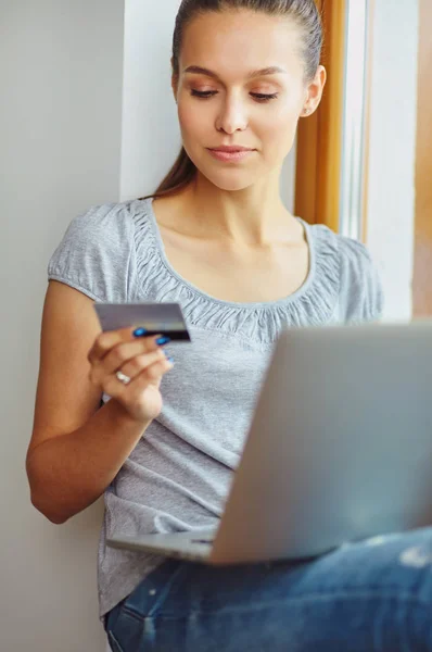 Młoda piękna kobieta korzystająca z laptopa w domu — Zdjęcie stockowe