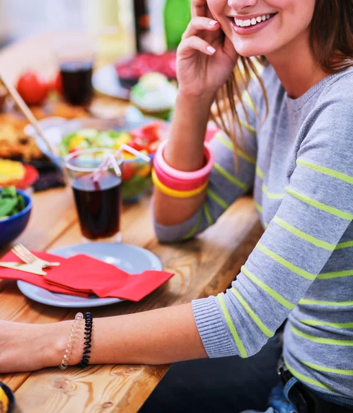 Gruppe von Menschen beim gemeinsamen Abendessen am Holztisch — Stockfoto