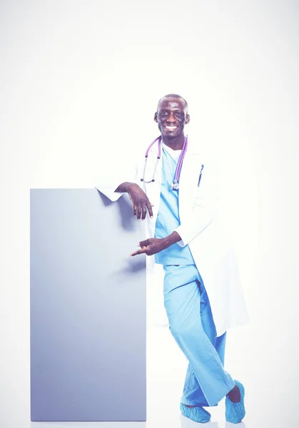 Homme médecin tenant une pancarte vide, isolé sur fond blanc — Photo