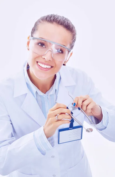 Un giovane dentista con uno strumento su sfondo bianco — Foto Stock
