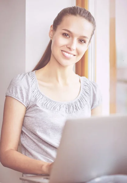 Junge schöne Frau mit einem Laptop-Computer zu Hause — Stockfoto