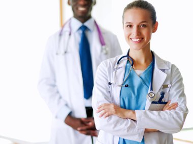 İçerde üniforması olan gülümseyen bir kadın doktor.