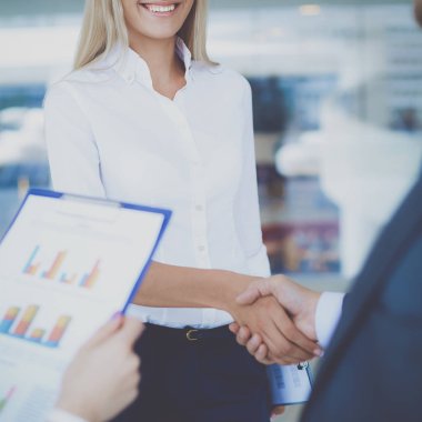 İki başarılı iş adamı birbiriyle tokalaşıyor.