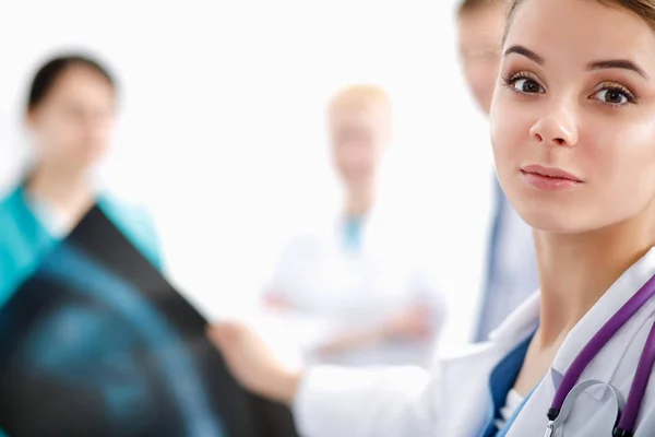 Attractive female doctor in front of medical group — Stock Photo, Image