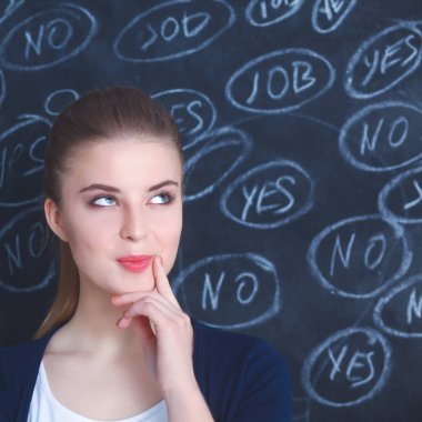 Genç kadın olduğunu blackboard arka plan üzerinde duran ve düşünme: Evet ya da Hayır.