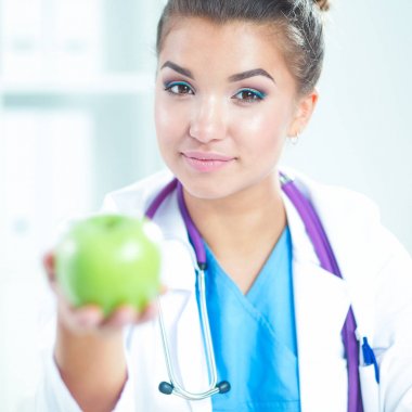 kadın doktor el tutarak ayakta bir yeşil elma