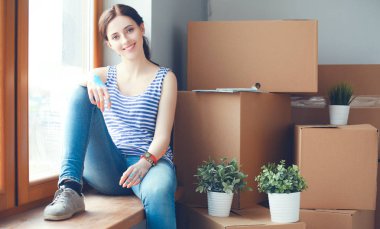 Pencere yeni evde oturan kız