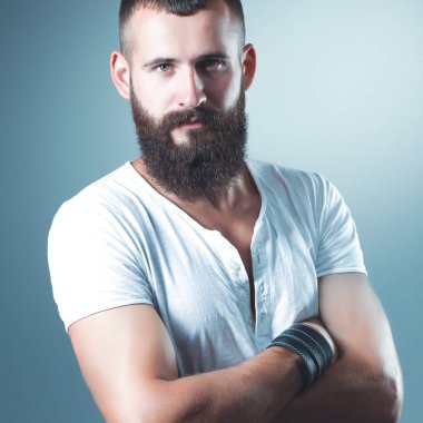 Ayakta, gri arka plan üzerinde izole yakışıklı adam portresi