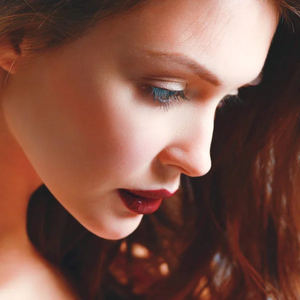 Retrato de mujer hermosa, aislado sobre fondo gris. — Foto de Stock