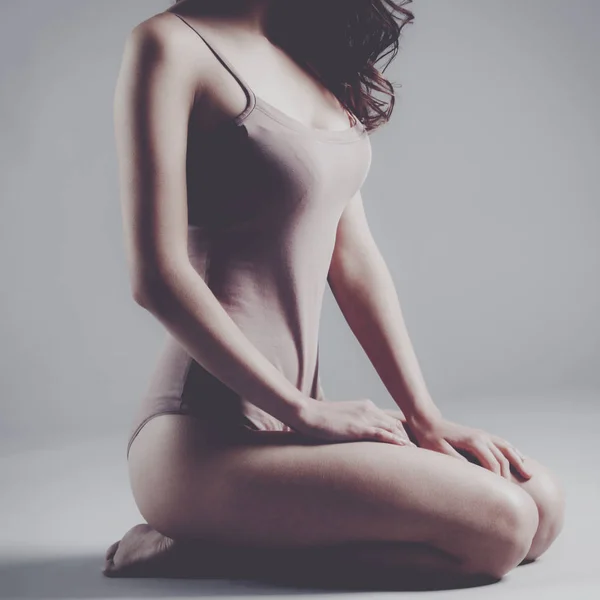 Bella donna a piedi nudi seduta sul pavimento — Foto Stock