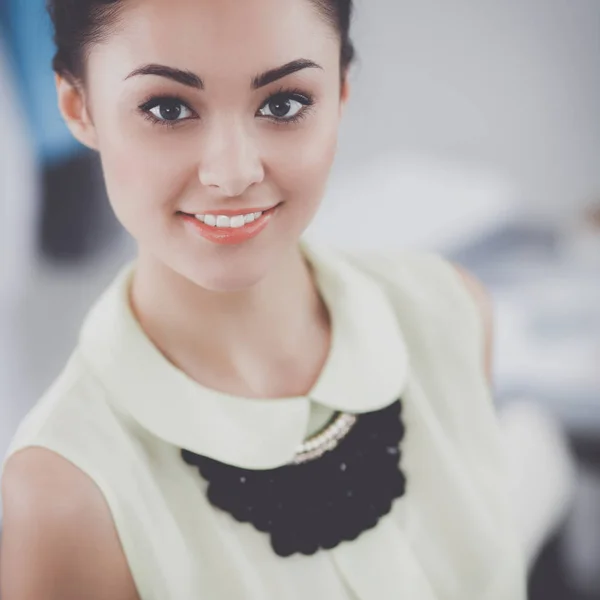 Moderno diseñador de moda joven que trabaja en el estudio. — Foto de Stock