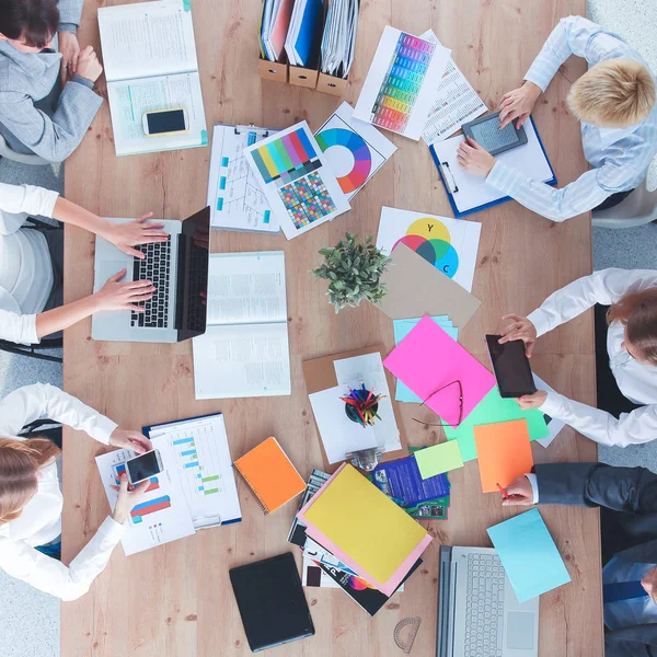 Geschäftsleute sitzen und diskutieren bei Geschäftstreffen, im Büro — Stockfoto