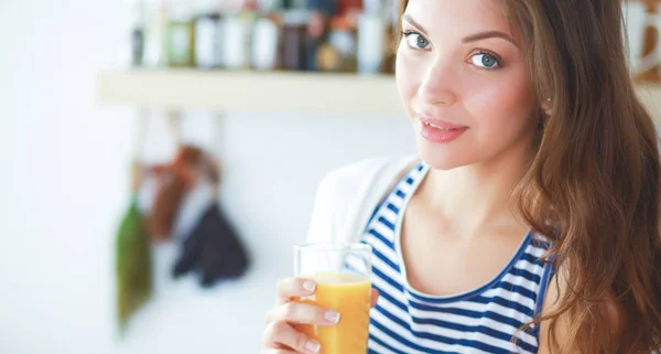 Retrato de uma mulher bonita segurando vidro com suco saboroso — Fotografia de Stock