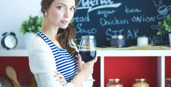 Hübsche Frau trinkt zu Hause Wein in Küche — Stockfoto