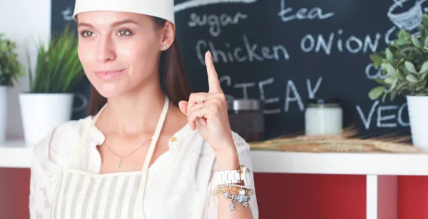 Chef donna ritratto con uniforme in cucina — Foto Stock