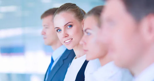 Jonge zakenmensen in een moderne kantoorlobby. — Stockfoto