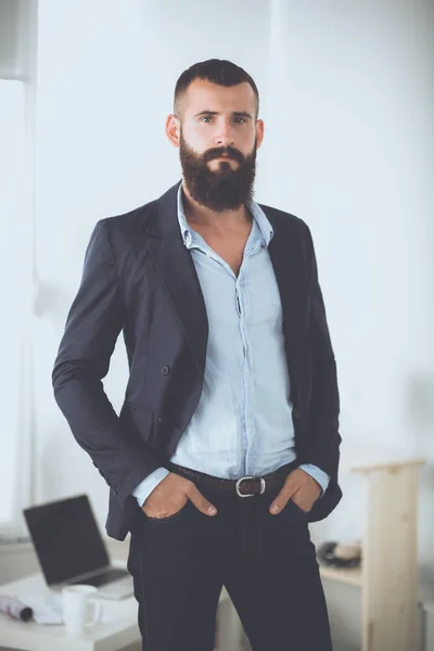 Retrato de homem bonito em pé, isolado sobre fundo cinza — Fotografia de Stock