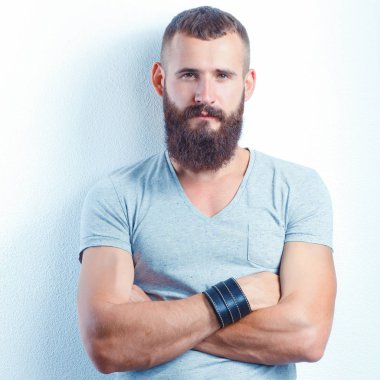 ayakta, gri arka plan üzerinde izole yakışıklı sakallı adam portresi