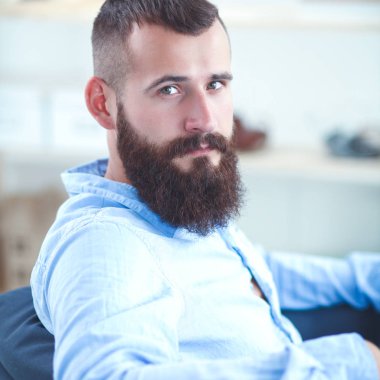 Genç işadamı koltukta oturuyor.