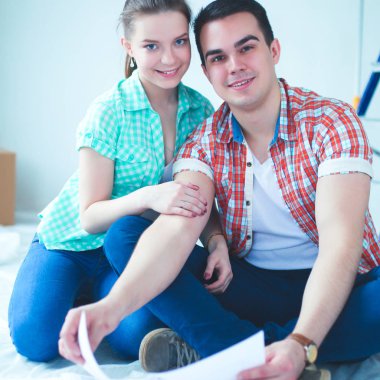 Genç çift daire planı ile katta oturan