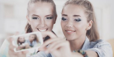 iki kız telefonda evde fotoğraf çekme