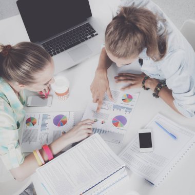 masada oturan ofis, birlikte çalışan iki kadın