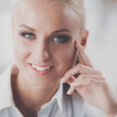 Ofiste dizüstü bilgisayarı olan çekici bir iş kadını.