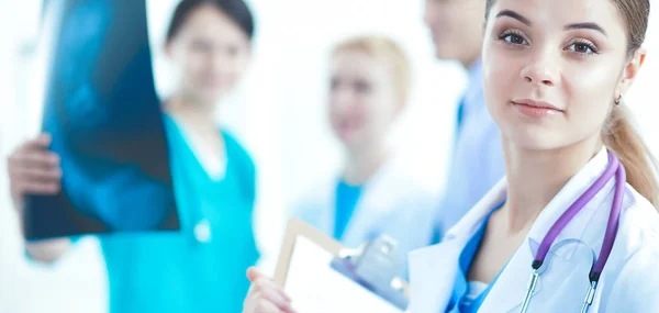 Attraente medico donna di fronte al gruppo medico — Foto Stock