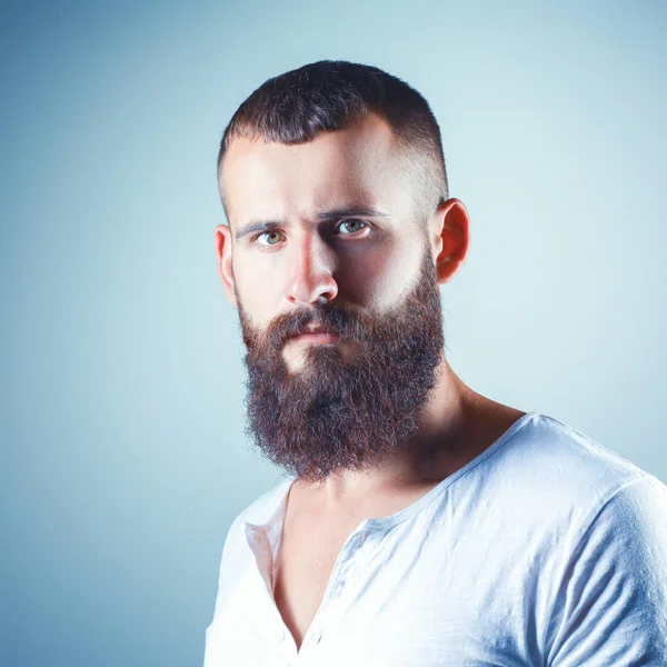 Retrato de homem barbudo bonito em pé, isolado sobre fundo cinza — Fotografia de Stock