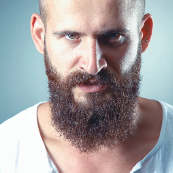 Retrato de hombre barbudo guapo de pie, aislado sobre fondo gris —  Fotos de Stock