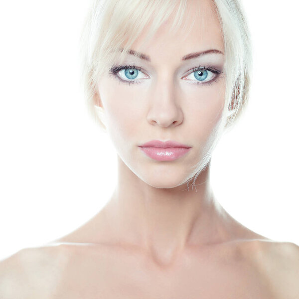 Закройте портрет красивой молодой женщины. Изолированный на белом фоне.