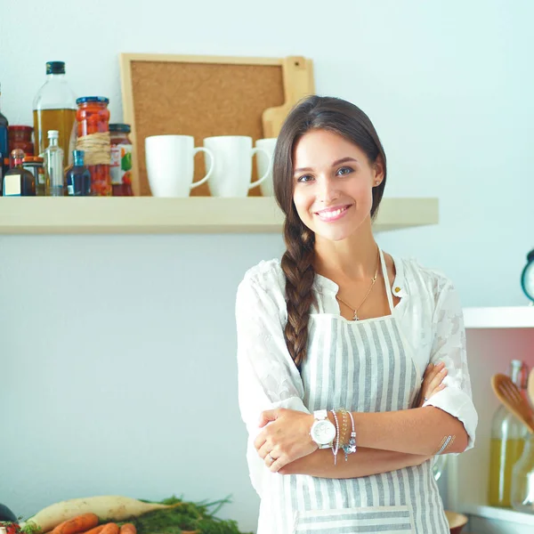 Jeune femme debout près du bureau dans la cuisine — Photo