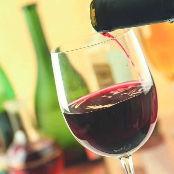 Elegant glas vin och en vinflaska i svart bakgrund — Stockfoto