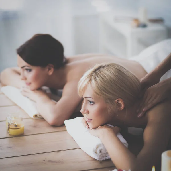 Две молодые красивые женщины расслабляются и наслаждаются в спа-центре — стоковое фото