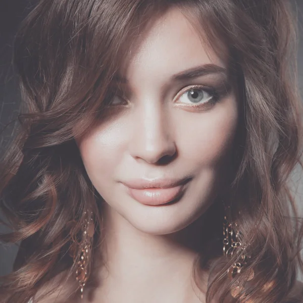 Närbild porträtt av vacker ung kvinna ansikte. — Stockfoto