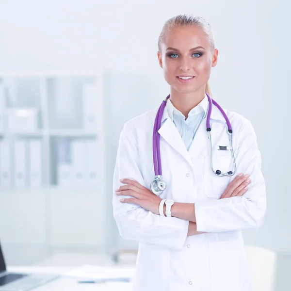 Porträt einer jungen Ärztin mit weißem Mantel im Krankenhaus — Stockfoto