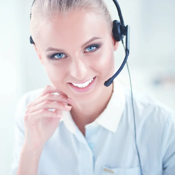 Retrato de primer plano de un agente de servicio al cliente sentado en la oficina — Foto de Stock