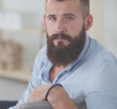 Genç işadamı koltukta oturuyor.