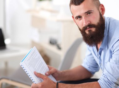 Genç işadamı koltukta oturuyor.