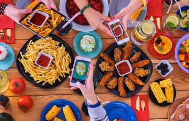 Grup insanların yemek yiyorsunuz tahta masada otururken Üstten Görünüm