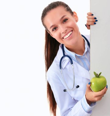 Elmalı ve boş afişlerle gülümseyen doktor