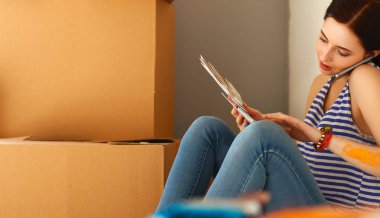 kadın boya renk örneğini yeni ev ahşap yerde oturmak için seçim