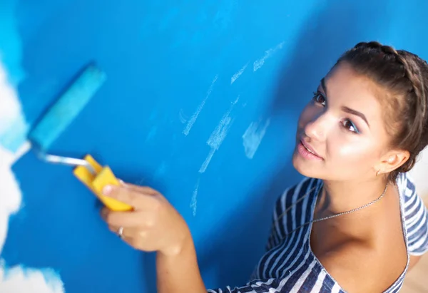 Hermosa joven haciendo pintura de pared, de pie —  Fotos de Stock