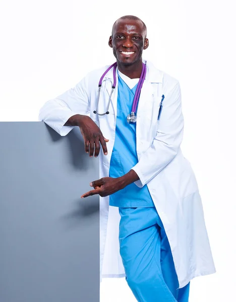 Homme médecin tenant une pancarte vide, isolé sur fond blanc — Photo