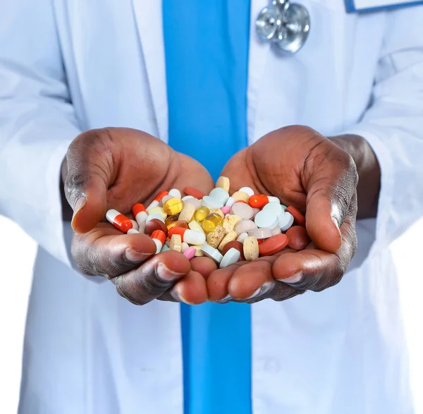 Pilulka v ruce izolované na bílém pozadí — Stock fotografie
