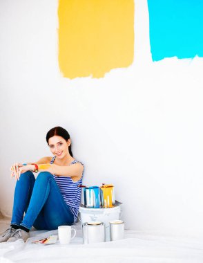 Karton kutuları olan yeni bir evde bir kadın.