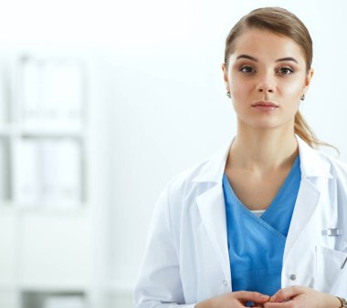 Kadın doktor hastanede dosyayla bekliyor.