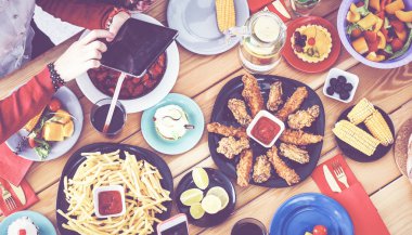 Grup insanların yemek yiyorsunuz tahta masada otururken Üstten Görünüm